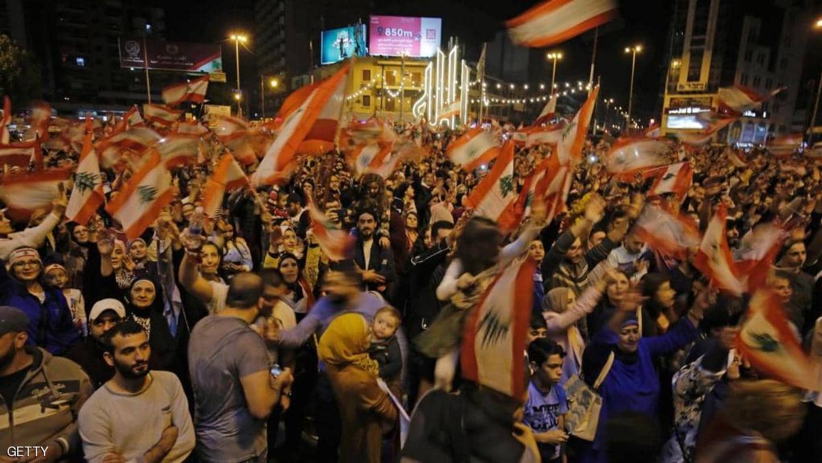 آلاف اللبنانيين من مناطق مختلفة يتظاهرون في طرابلس