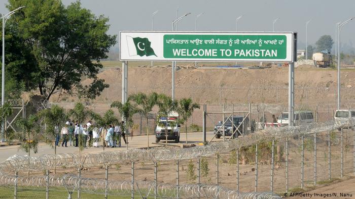 India-Pakistan: First pilgrims make new border crossing to Sikh temple