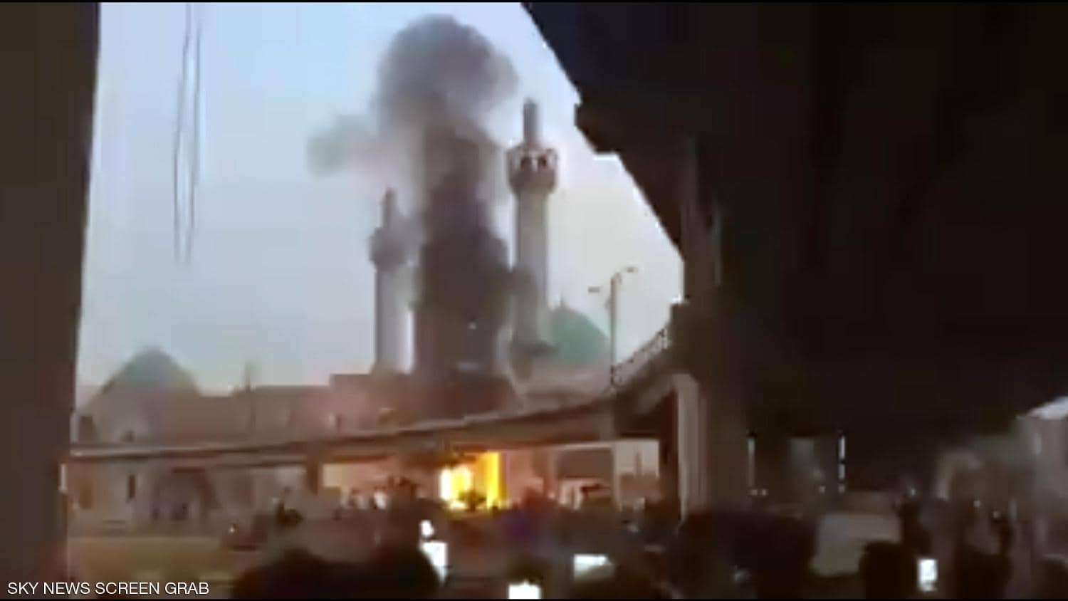 المحتجون بالعراق يحرقون مدخل ضريح بمدينة النجف