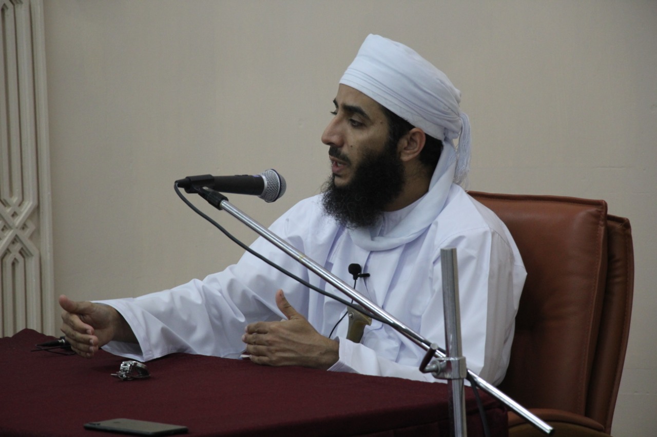 مساعد المفتي العام للسلطنة يقدم محاضرة دينية بـ"هيماء"