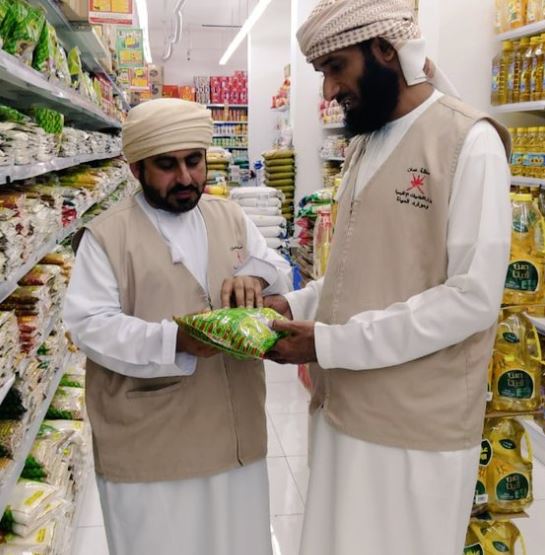 السلطنة تؤكد : فحص منتجات الأغذية المختلفة في الأسواق يتم بصورة مستمرة