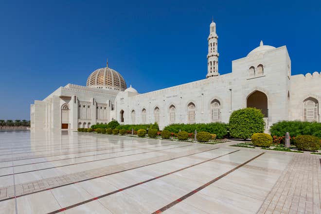 بمناظرها الجبلية المذهلة وشواطئها الخلابة..الإندبندنت: مسقط عاصمة الخليج الأكثر تميزا