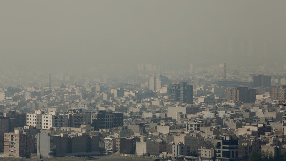 "التلوث" يغلق مدارس في إيران