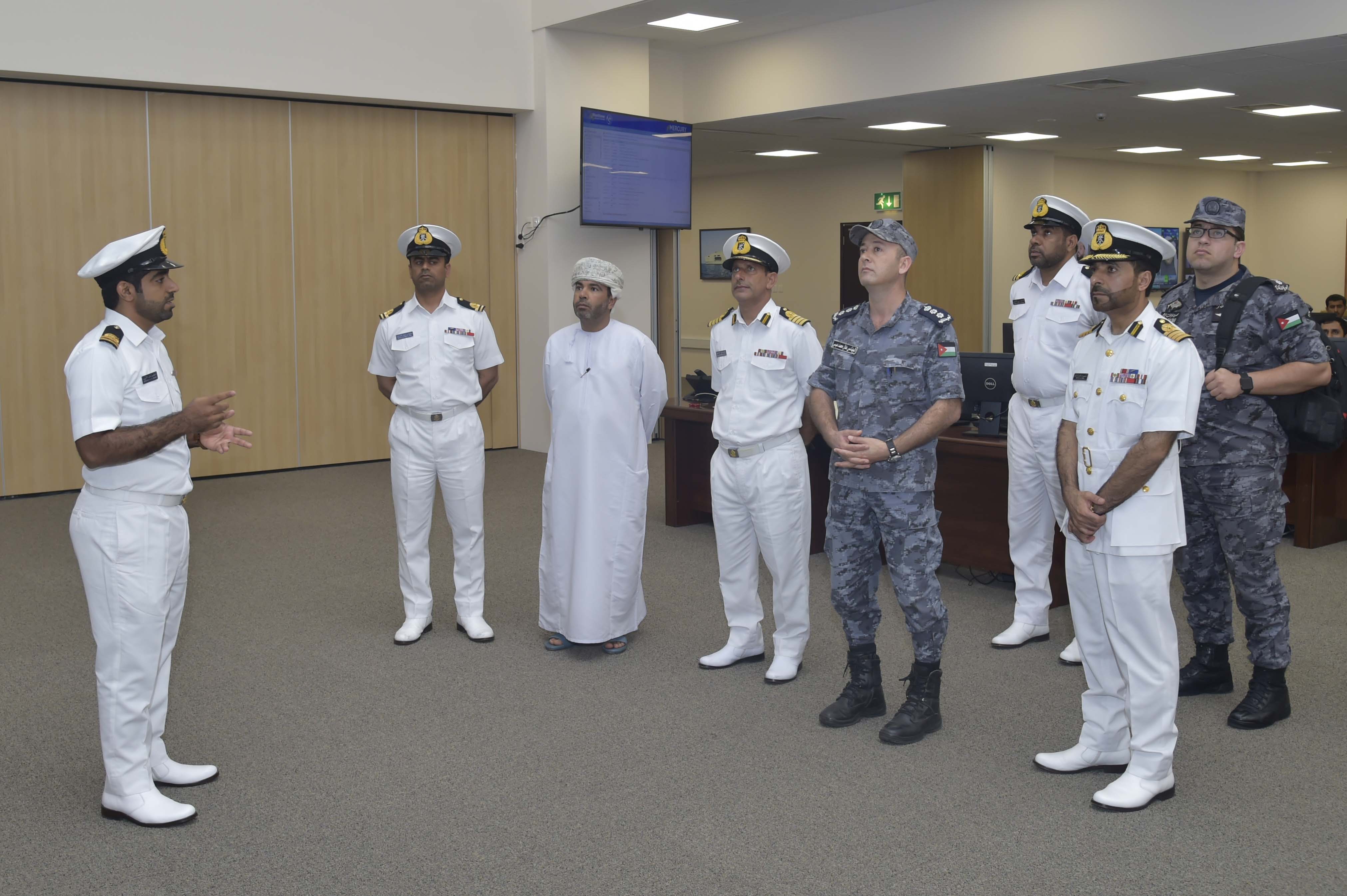 قائد قوة الواجب المختلطة يزور مركز الأمن البحري