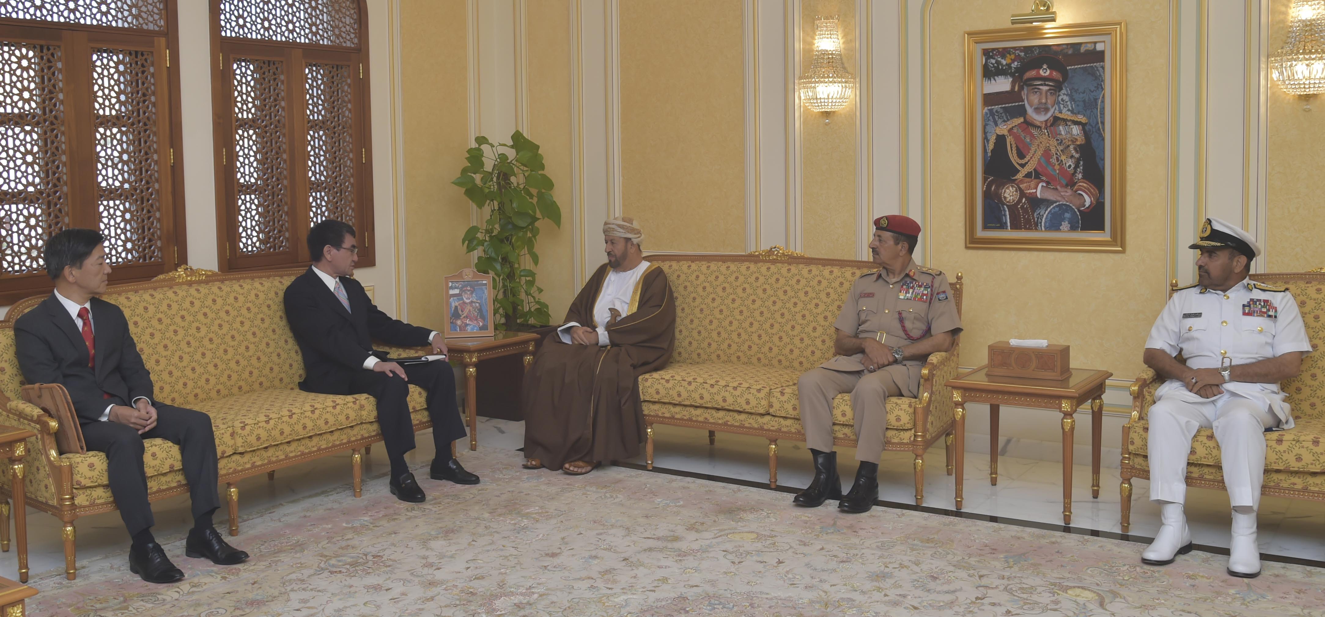 "البوسعيدي" يعقد جلسة مباحثات رسمية مع وزير الدفاع الياباني