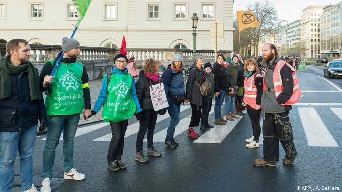 Climate change: Thousands form a human chain in Brussels