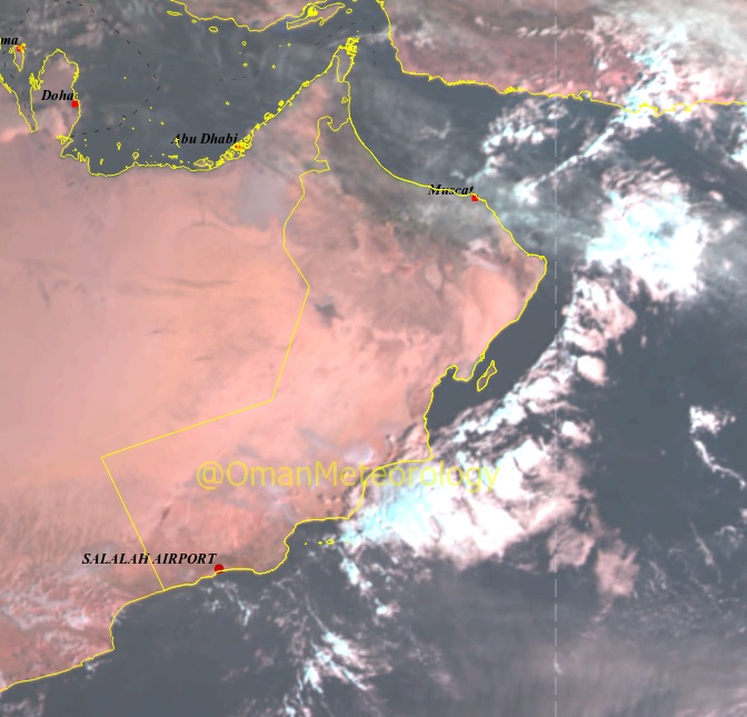 فرص هطول أمطار متفرقة على أجزاء من سواحل بحر عمان