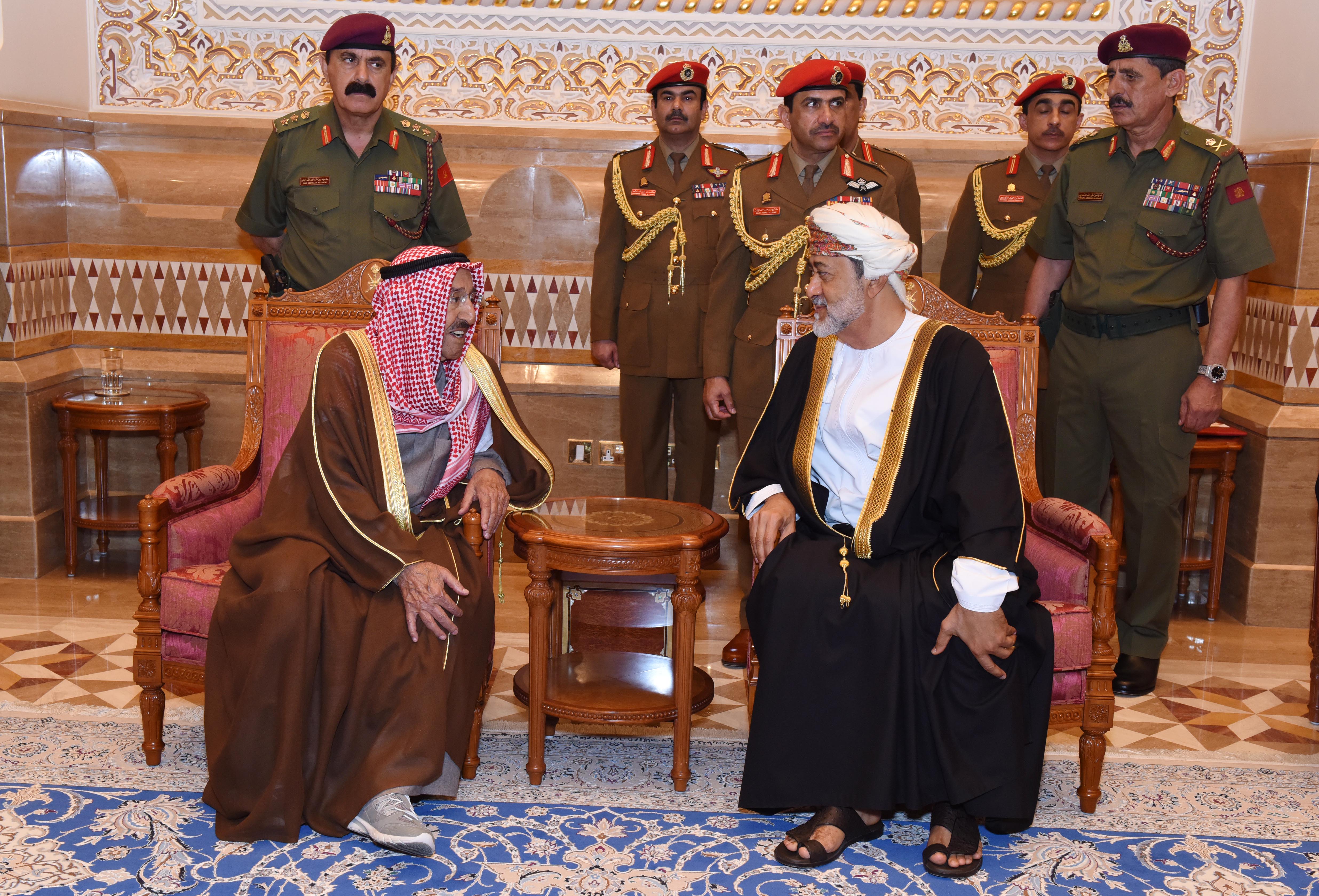 أمير الكويت يصل مسقط لتأدية واجب العزاء في وفاة المغفور له جلالة السلطان قابوس