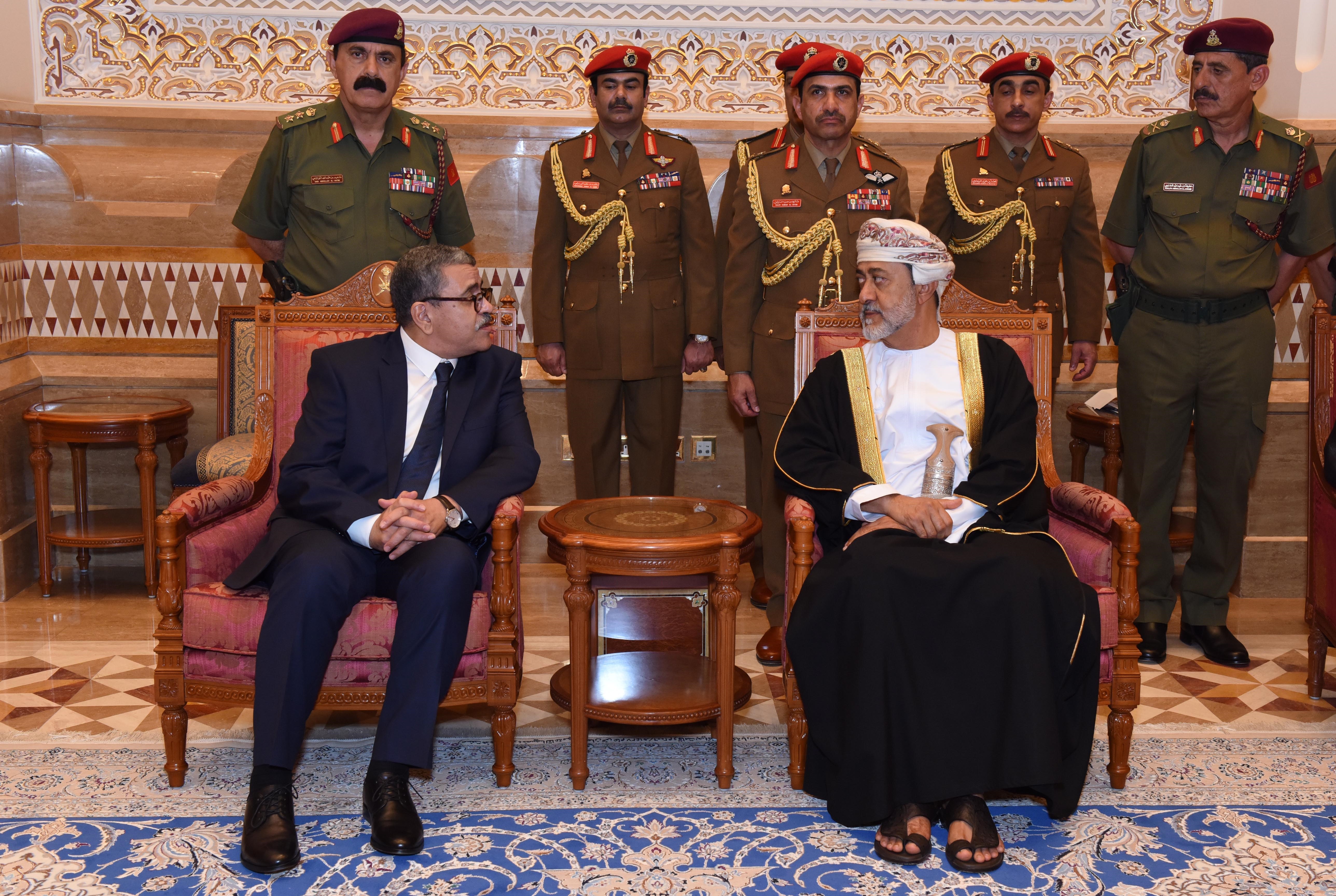 جلالة السلطان المعظم يستقبل رئيس الوزراء الجزائري