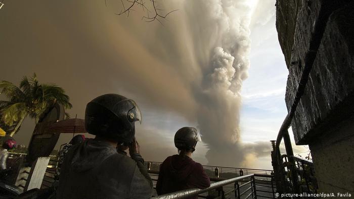 Philippines: Thousands evacuate as volcano spews ash