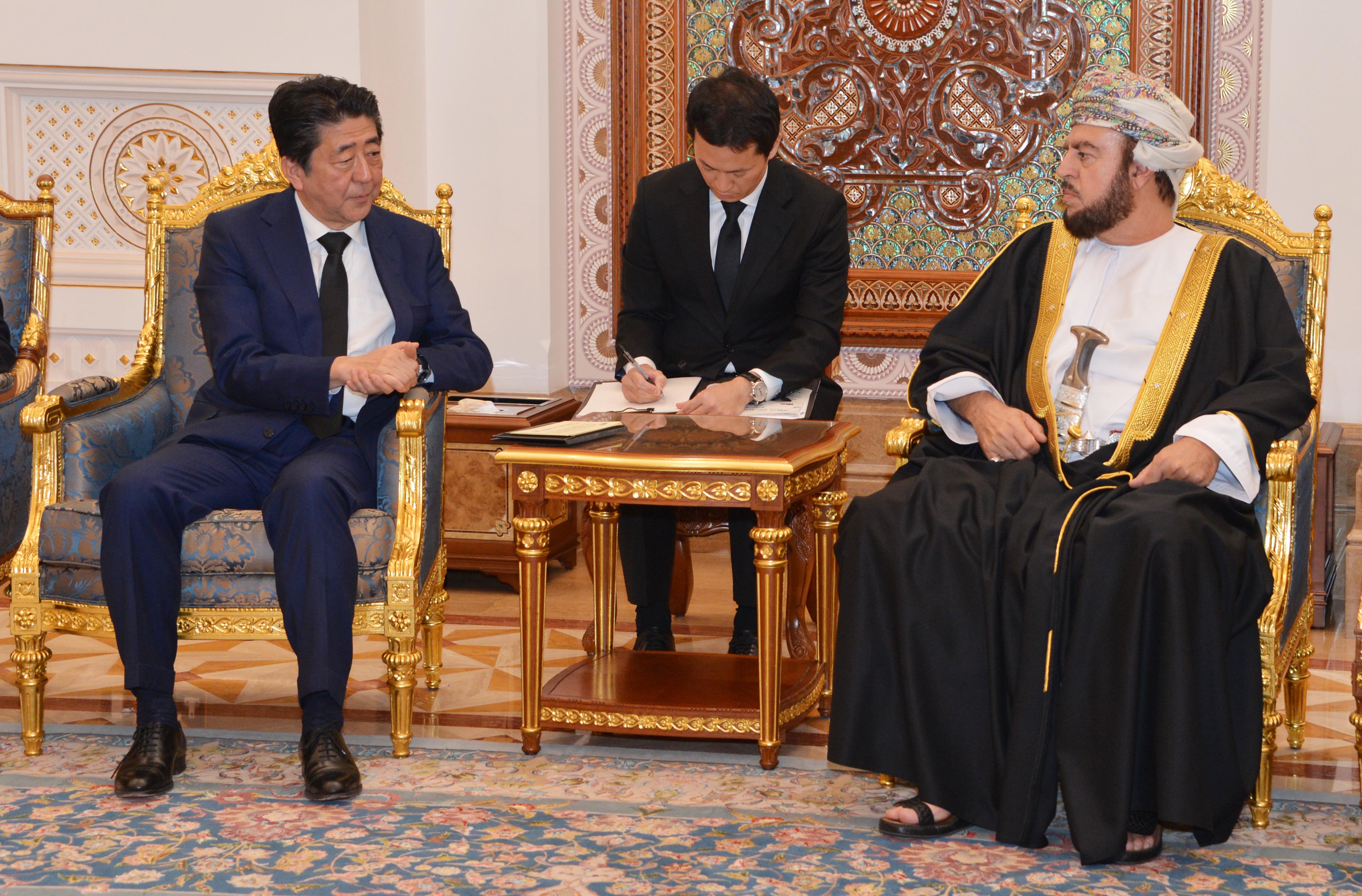 السيد أسعد بن طارق يستقبل رئيس وزراء اليابان
