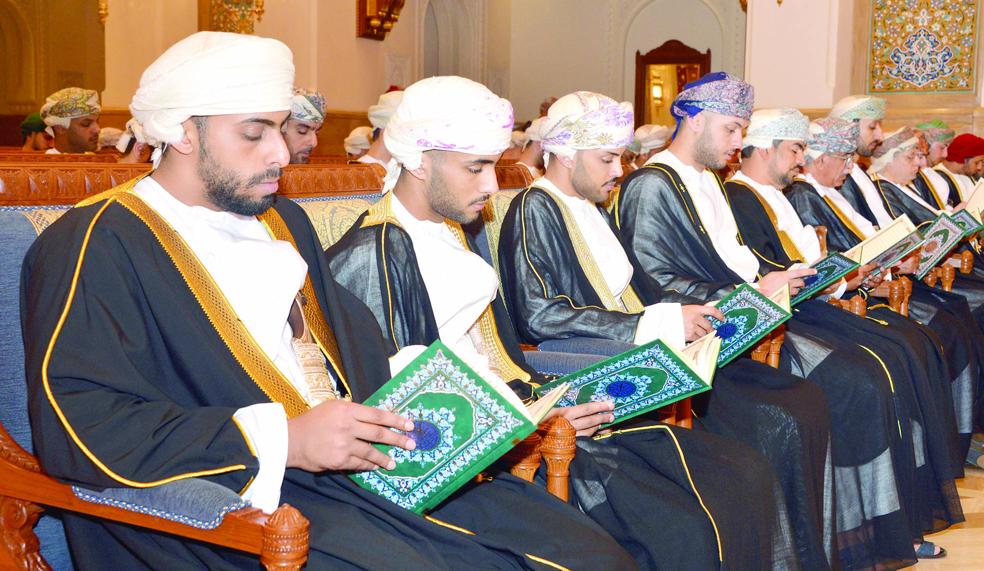 بالصور.. الجميع يتضرعون إلى الله ليغفر لفقيد الأمة.. وجلالة السلطان يحضر ختام عزاء الراحل السلطان قابوس