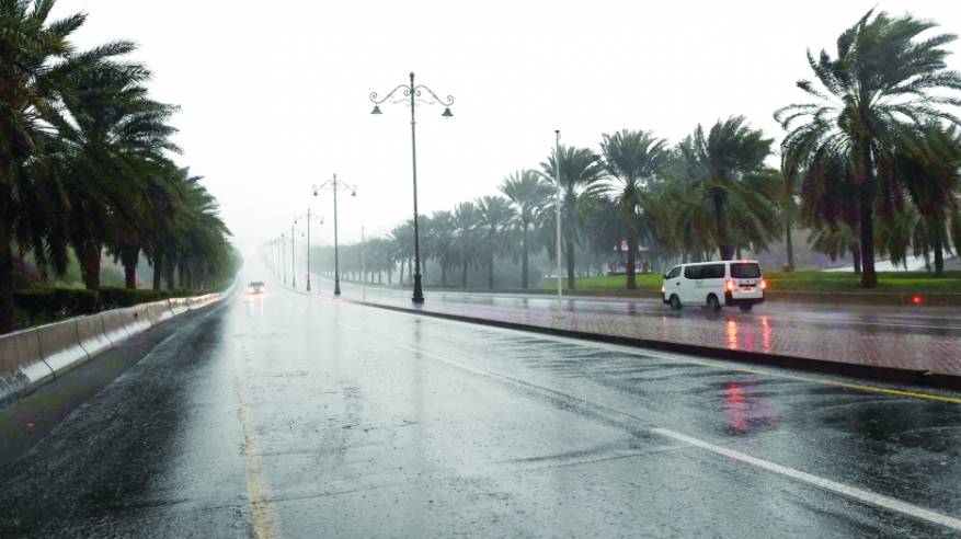 استمرارية هطول أمطار متفاوتة الغزارة على سواحل بحر عمان
