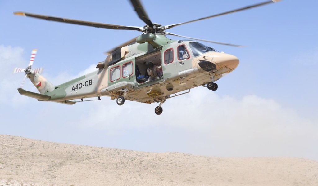 طيران الشرطة "ينقذ" شخص عالق بـ"جبل" في محافظة الظاهرة