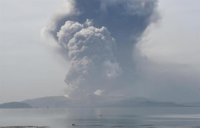 نزوح أكثر من 162 ألف شخص في "الفلبين" وسط تحذيرات من ثوران بركاني