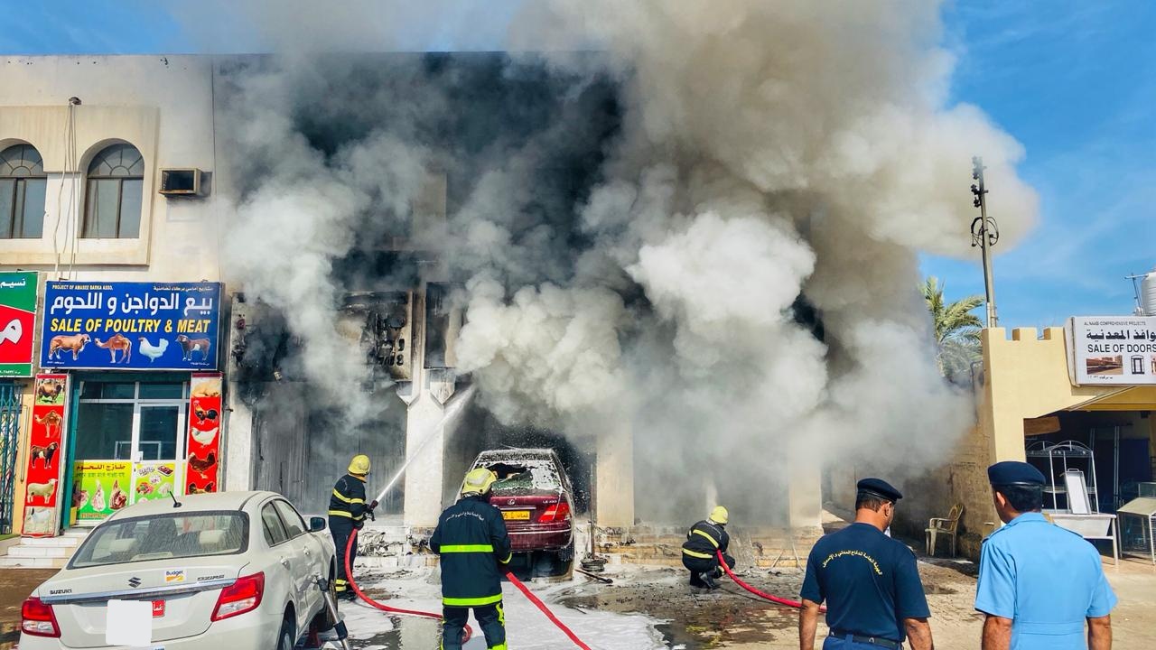 الدفاع المدني يتعامل مع بلاغ حريق محلات تجارية في بركاء دون تسجيل إصابات