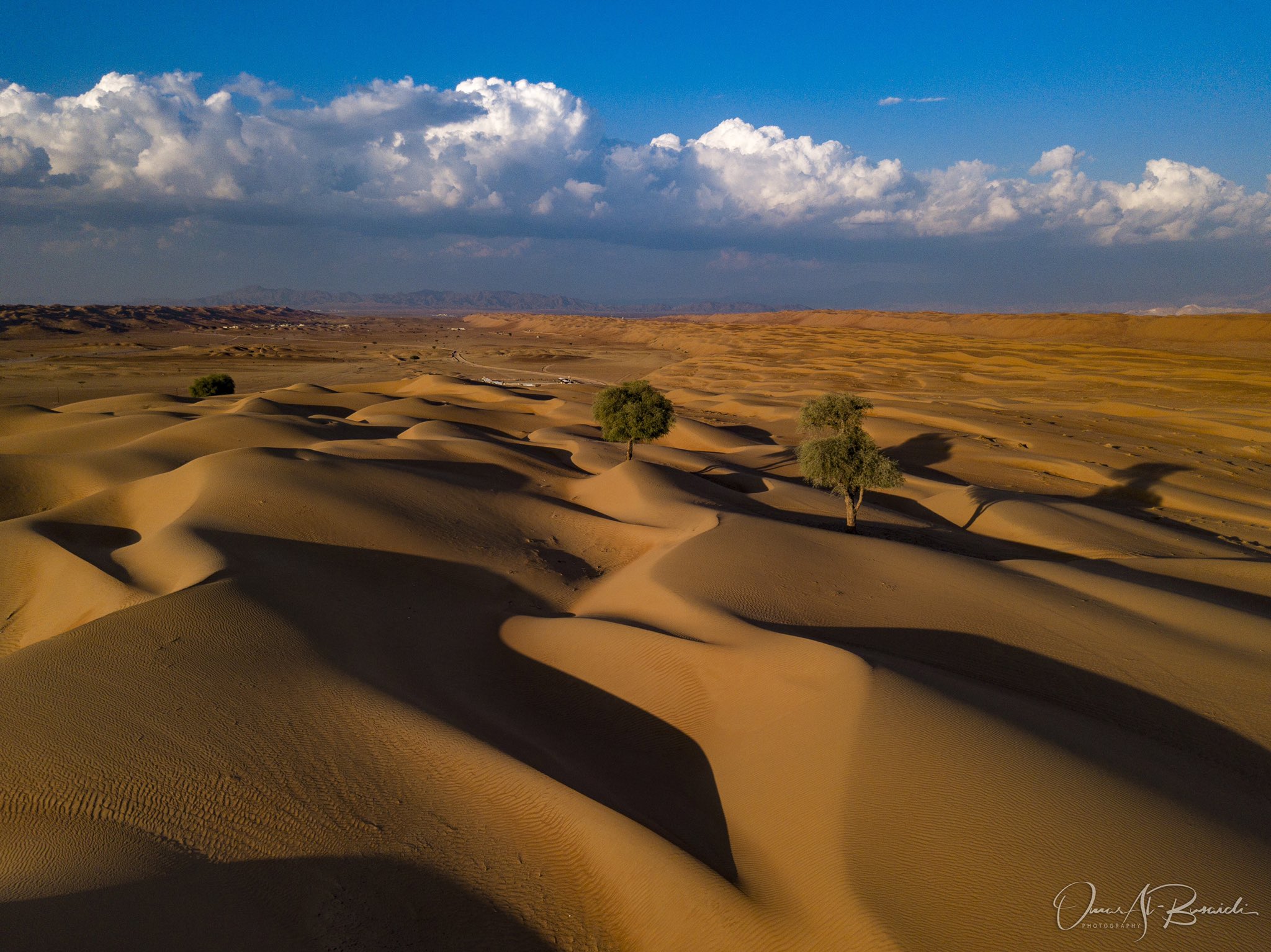 "الشرطة" تنفذ عملية بحث وإنقاذ لعائلة أجنبية فقدوا في رمال الشرقية