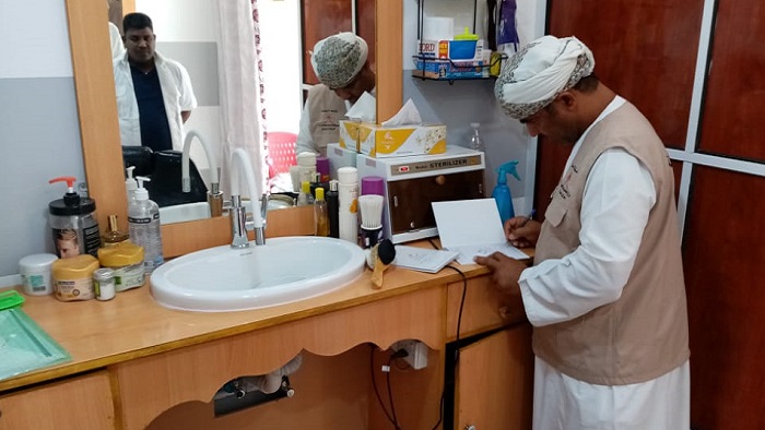 Municipality in Oman inspects barber shops