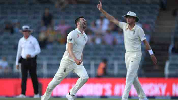 South Africa crumble after Broad, Wood help England rack up 400