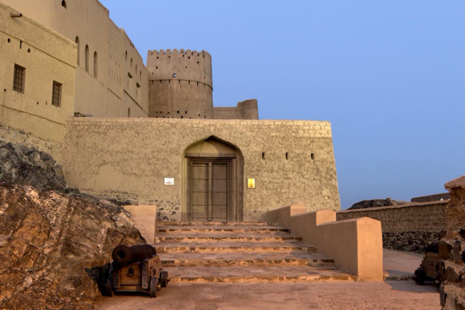 صور وفيديو.. الإعلام الأيرلندي: "قلعة بهلاء" واحة عُمان الرائعة في الصحراء