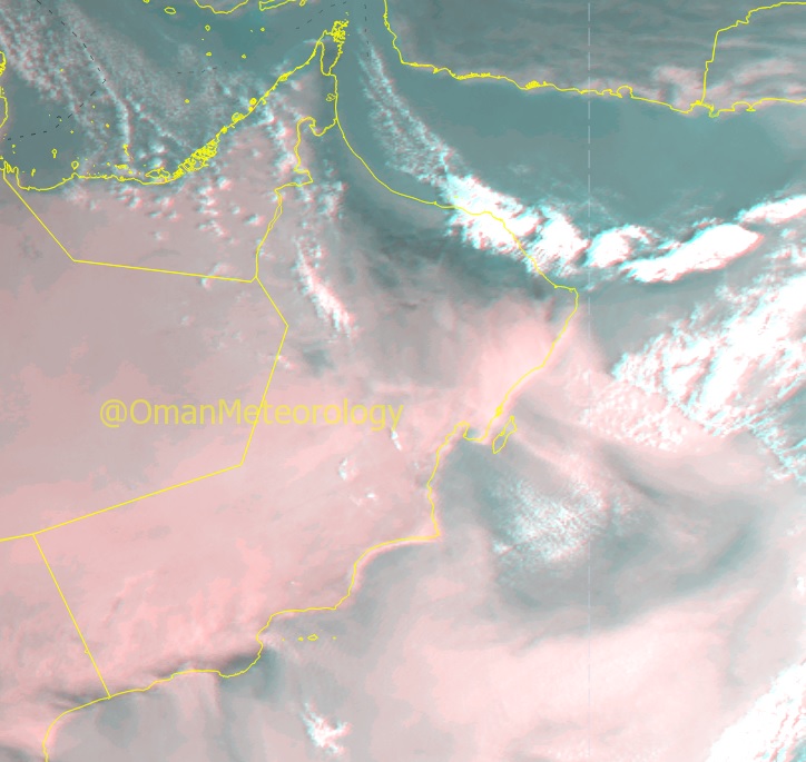 الأرصاد :  تدفق السحب على المناطق الساحلية لبحر عمان
