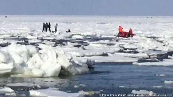 Russia: Hundreds of fishermen stranded on gigantic ice floe