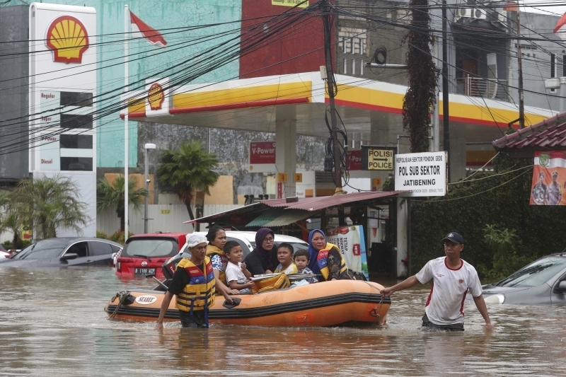 حصيلة ضحايا "فيضانات إندونيسيا" ترتفع إلى 60 شخصاً