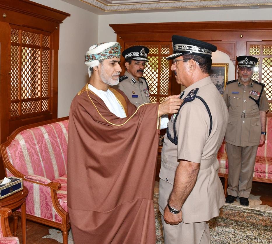 جلالة السلطان يتفضل فينعم بـ"ميداليتي" الثناء السلطاني والخدمة الممتازة لعدد من كبار ضباط الشرطة