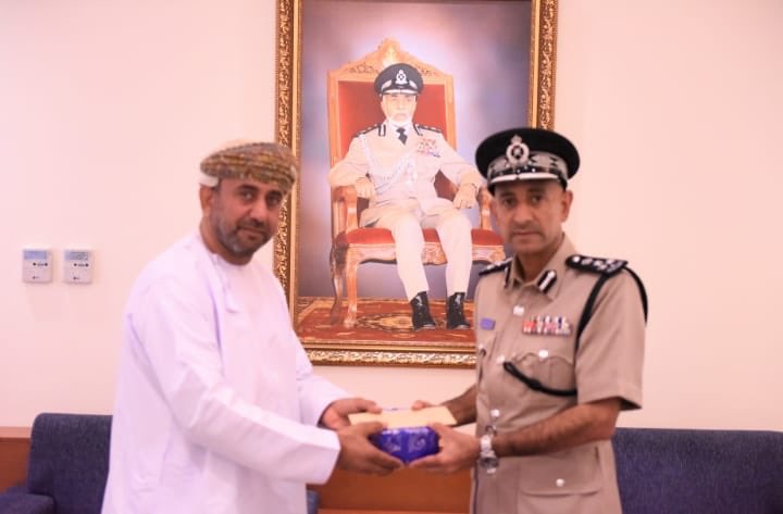 الشرطة تكرم "مواطنين" اثنين نظير تعاونهما مع رجال الشرطة