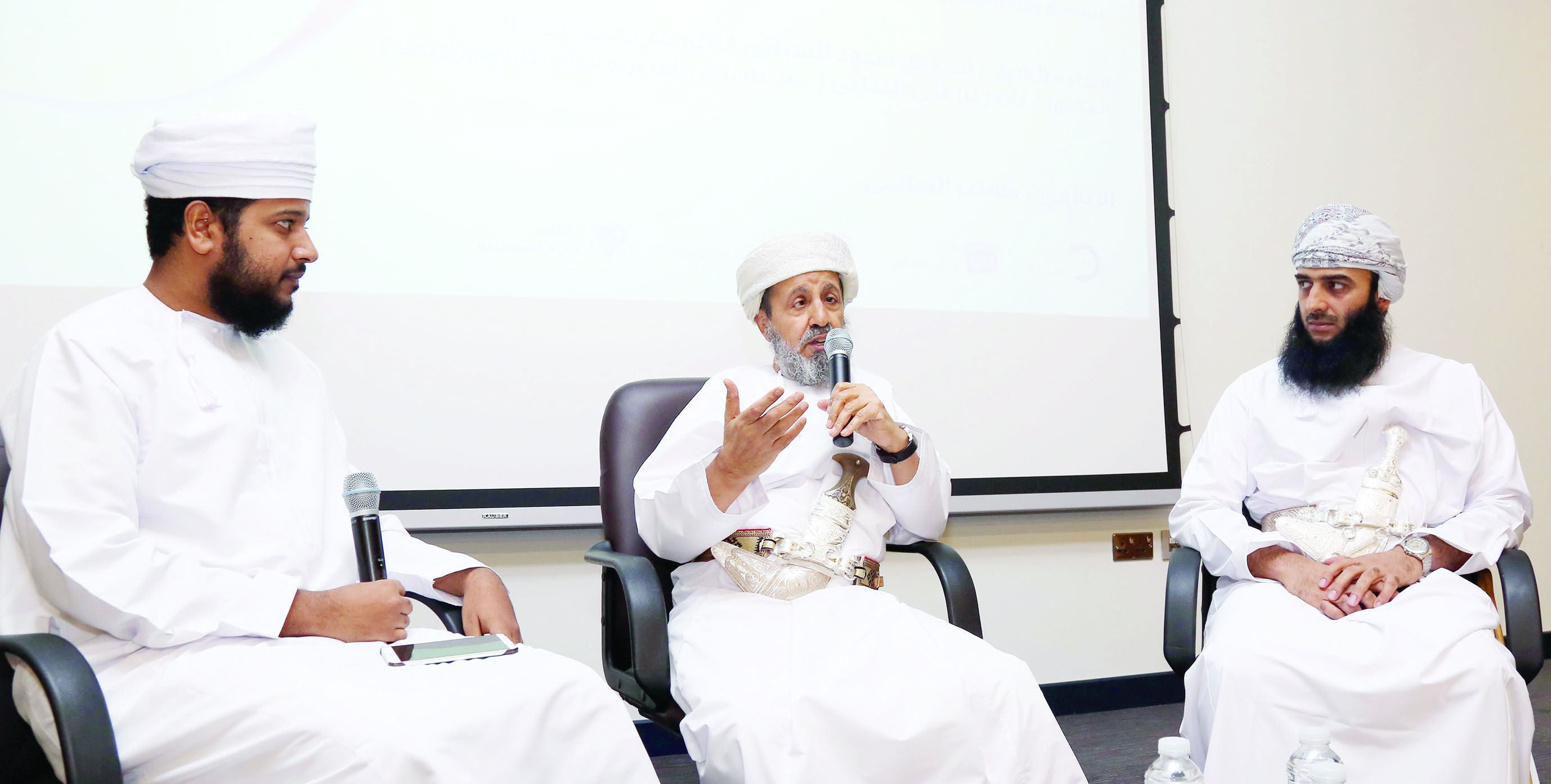 التربية والتعليم تعقد جلسة حوارية حول "المواطنة وقيم الوسطية والتسامح"