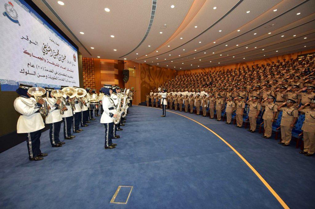 "الشريقي" يقلد ميدالية الخدمة الطويلة والسلوك الحسن ويكرم عدداً من الضباط