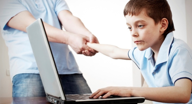 دراسة تكشف اضطراباً "خطيراً" لدى الأطفال بسبب الأجهزة