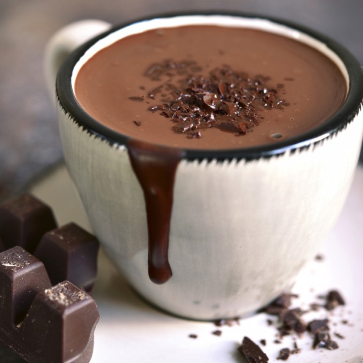 شرب "الشوكولاتة الساخنة" يومياً يعزز قدرة المشي لدى كبار السن