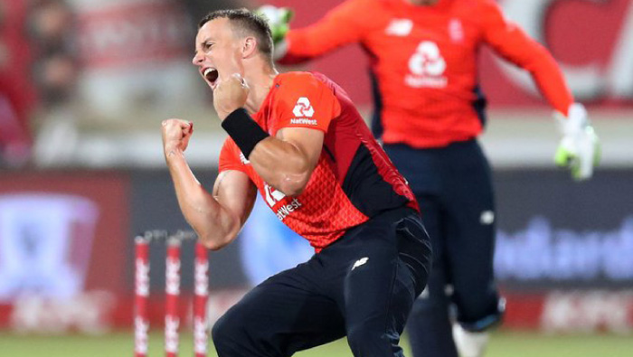 Curran holds his nerve to take England past the pole over SA