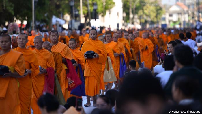 Thailand: Thousands of monks hold mass prayer for shooting victims