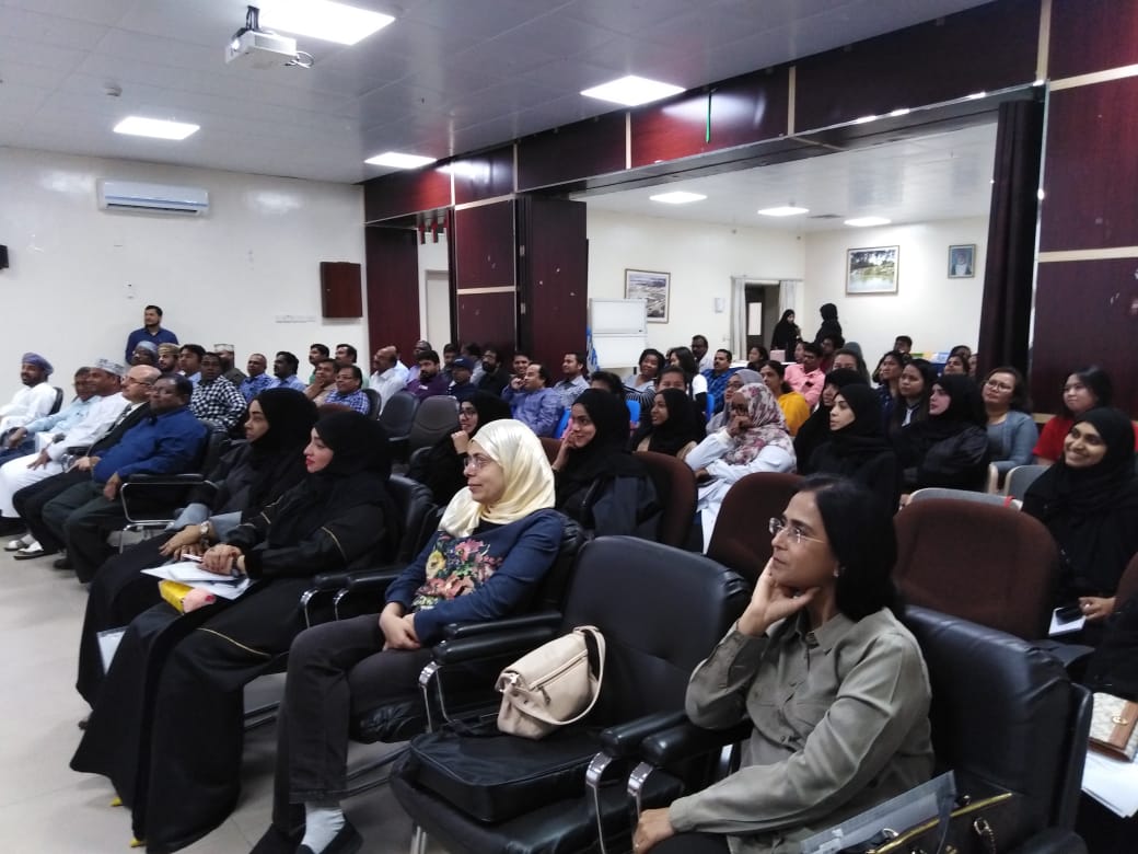 100 طبيب وفني يناقشون "شح الإختبارات المعملية" بندوة في مستشفى السلطان قابوس بصلالة
