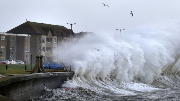 بريطانيا تتأهب للفيضانات بسبب العاصفة "دينيس"