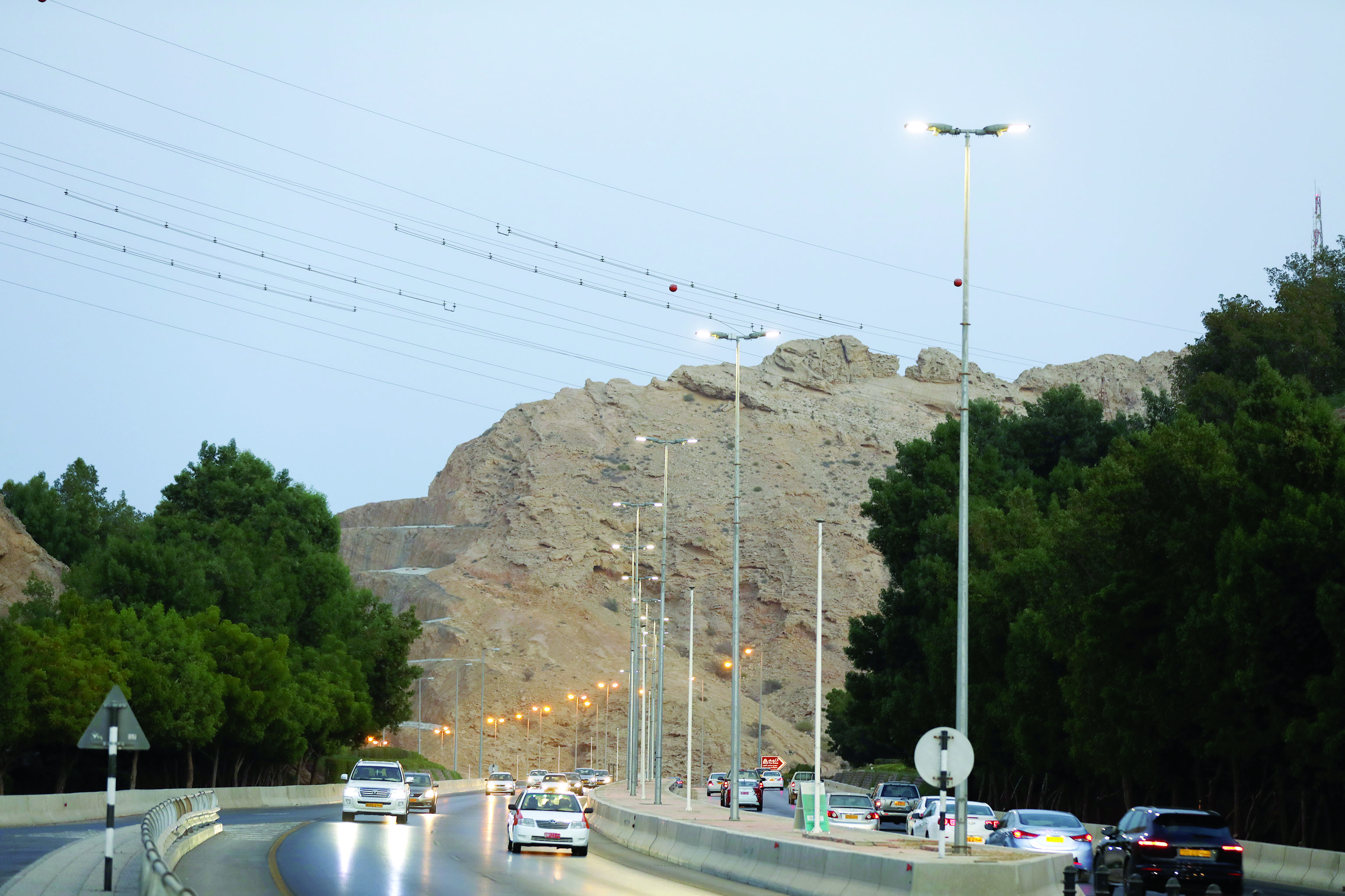 بلدية مسقط تواصل مشروع استبدال الإنارة بالـ"LED" إنارة ذكية تغطي الطرق والجسور