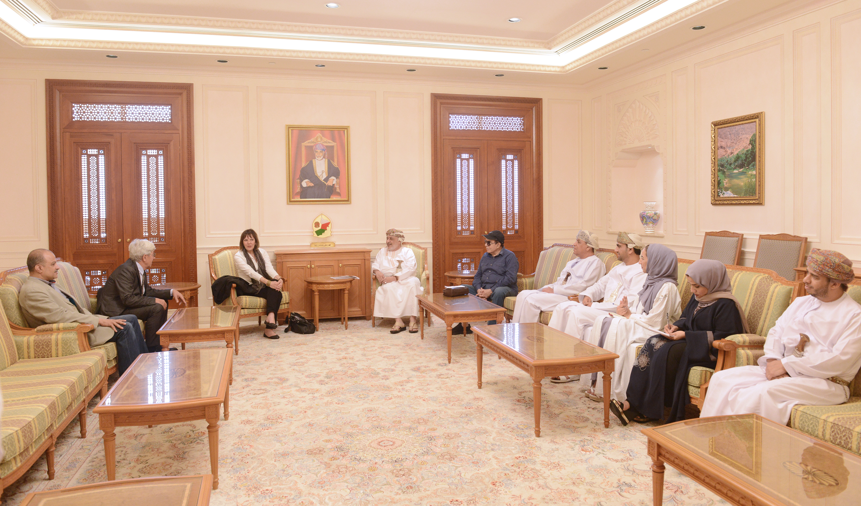 رئيس مجلس الدولة يستقبل المشاركين في الجلسة الحوارية عن السلطان قابوس