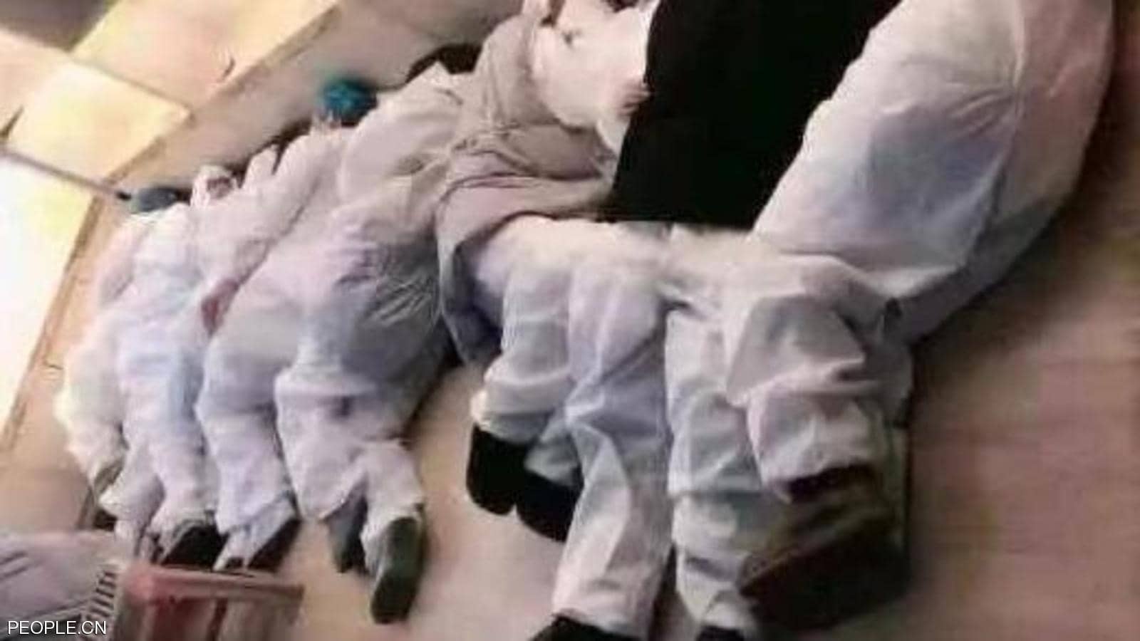 لا وقت أو مكان للنوم.. هكذا "يرتاح" الأطباء بمستشفيات كورونا