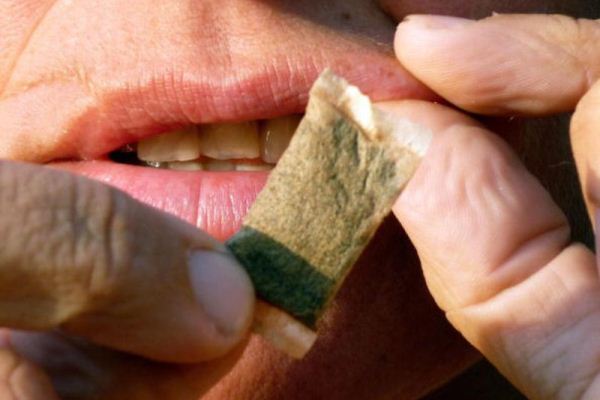 السجن لعامل وافد والإبعاد من البلاد لبيعه التبغ الغير مدخن