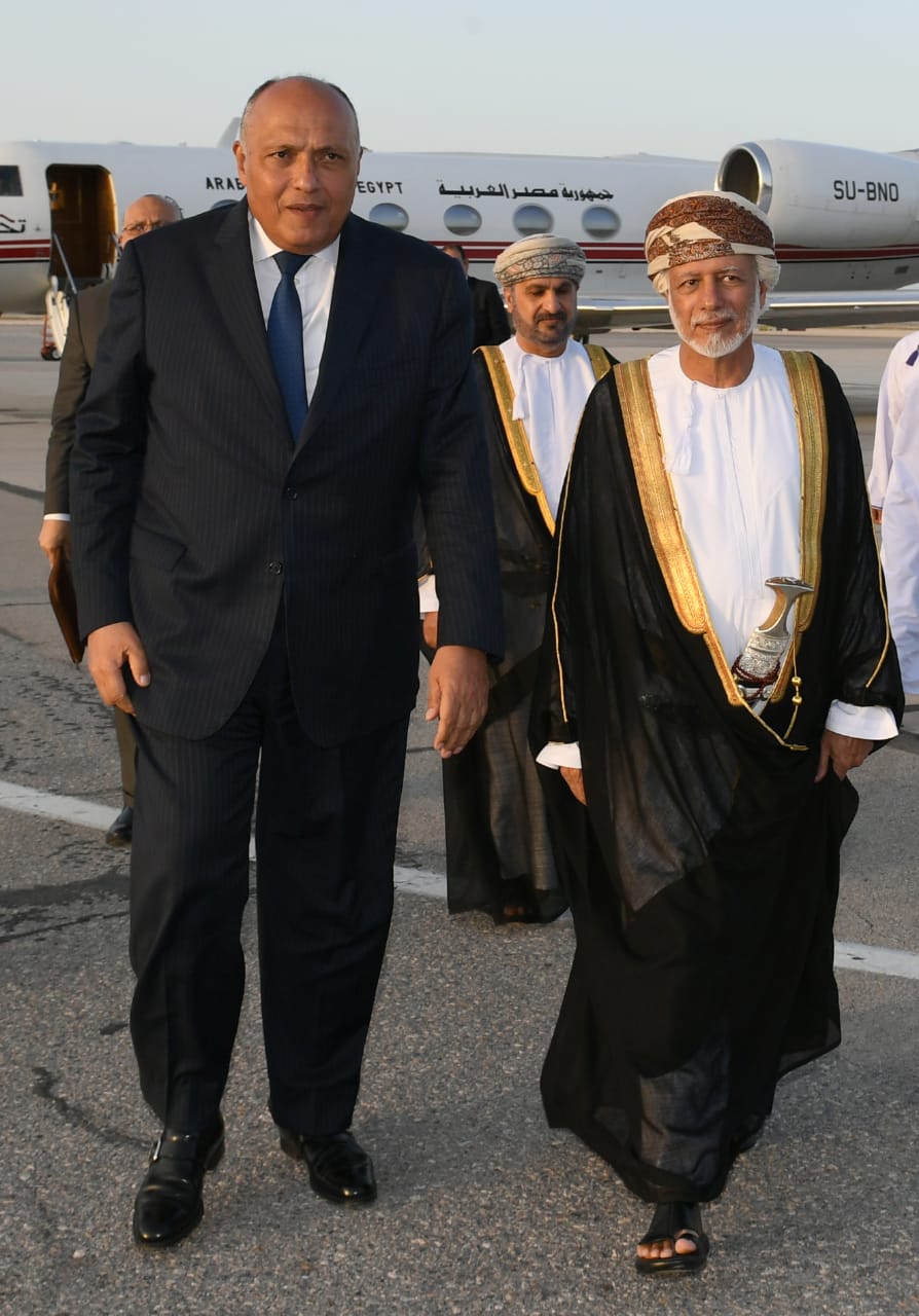 وزير الخارجية المصري يصل إلى السلطنة