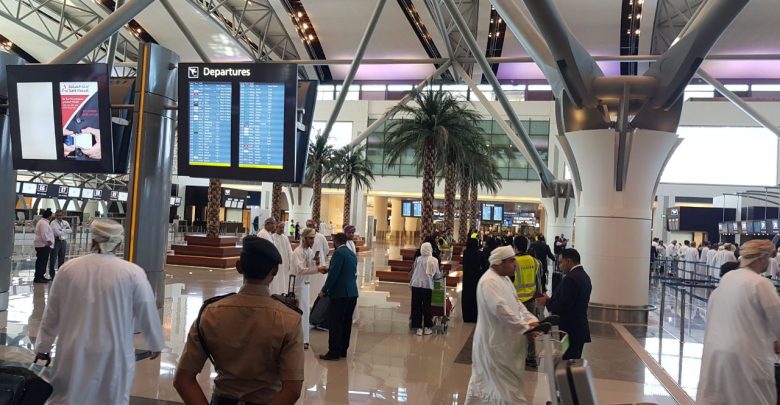 مطارات عمان توضح بشأن العالقين في مطار مسقط من مملكة البحرين الشقيقة