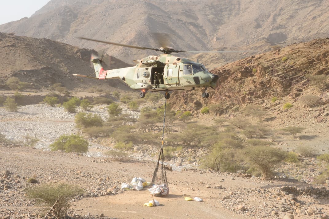 Royal Air Force of Oman airlifts supplies for secluded town