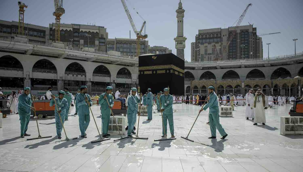 بالفيديو.. 3500 عامل يطهرون الحرم المكي 4 مرات يومياً للحد من خطر كورونا