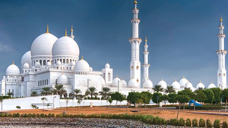 "الإمارات للإفتاء": تواجد المشتبه بإصابتهم بـ"كورونا" في المساجد والتجمعات حرام