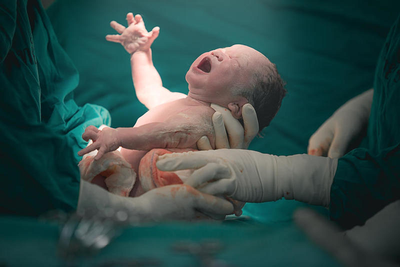 ولادة طفل مصاب بكورونا في إيران
