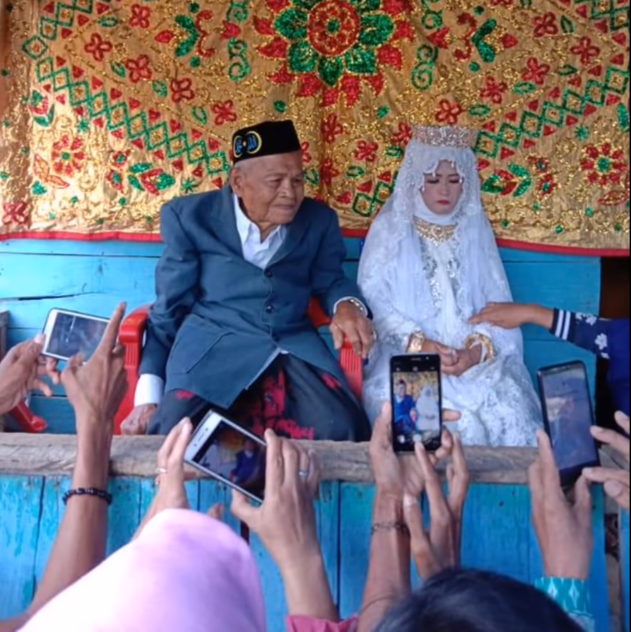 بالفيديو.. شوف إندونيسي عمره 103 أعوام يتزوج شابة فى الـ27