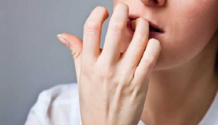 تعرف ..كيف يمكن لقضم الأظافر أن يعرضك للإصابة بـ "كورونا"