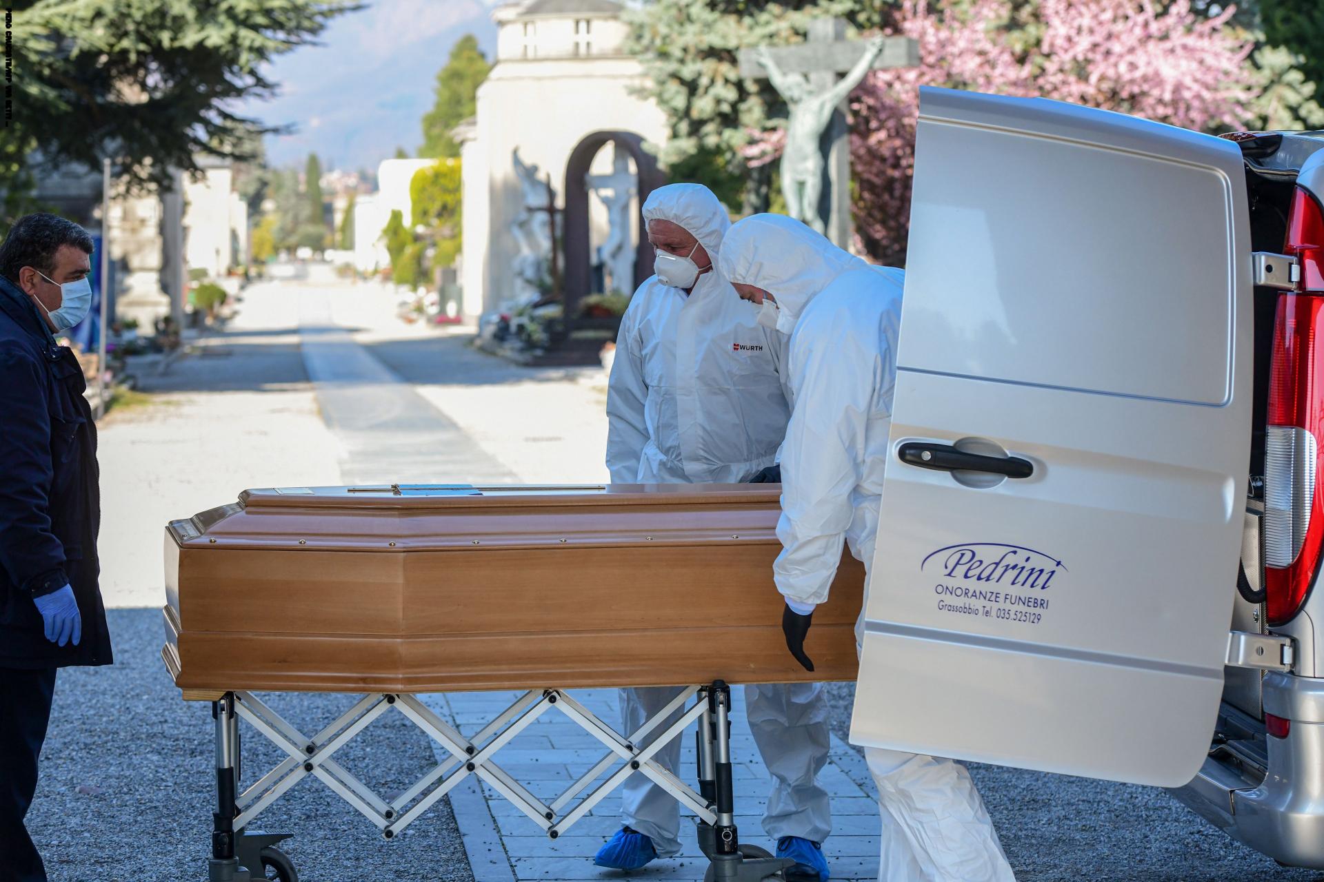 "الصحة العالمية" تجيب على تساؤل نقل العدوى أثناء دفن جثث كورونا
